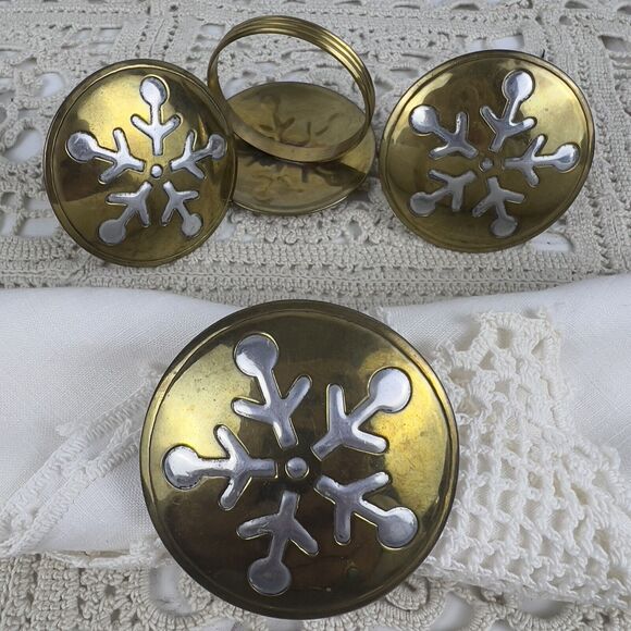 Set Of 4 Brass Napkin Rings With Chrome Snowflakes Winter Tablescape Holiday Vtg - Picture 1 of 7
